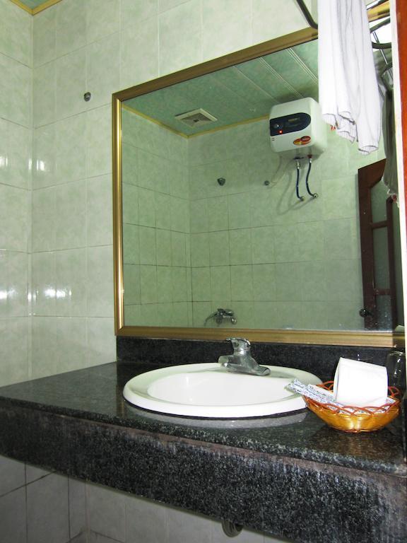 Green Bay Hotell Ha Long Exteriör bild